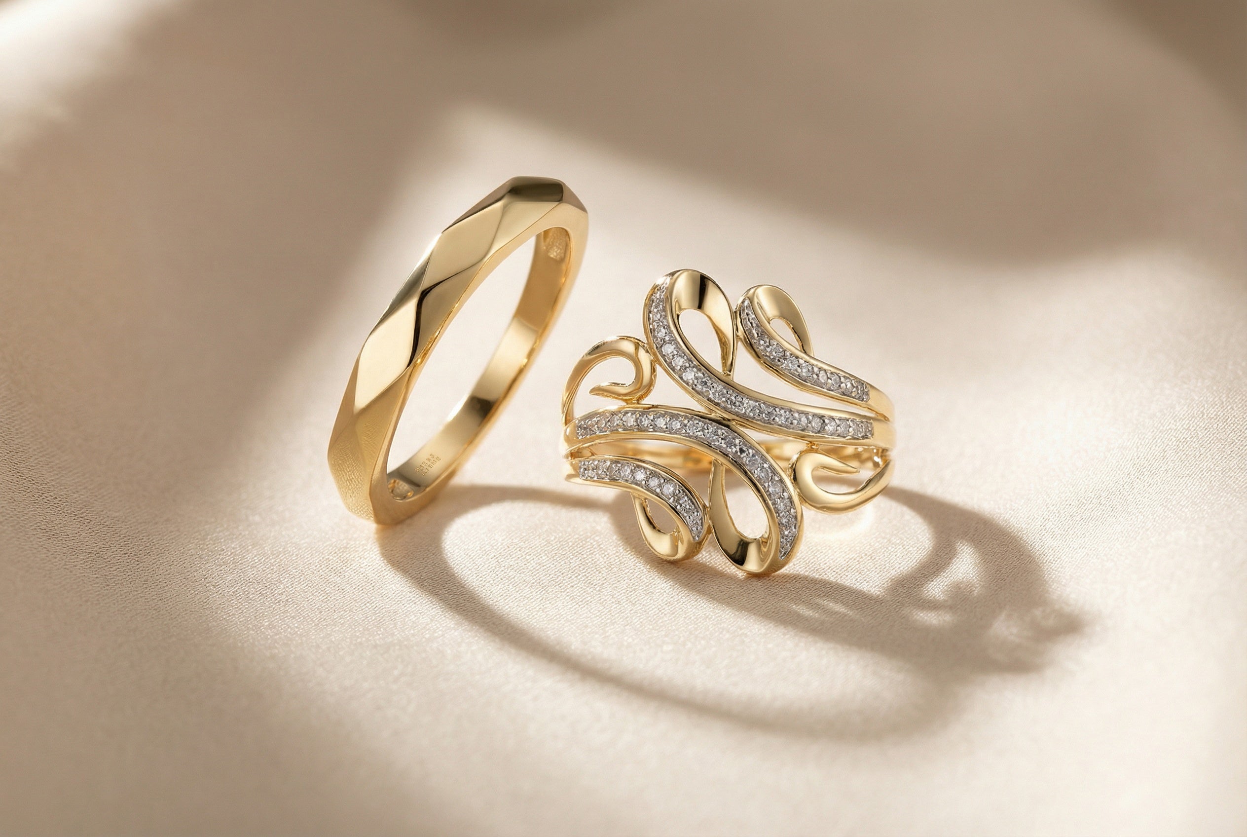 Goldene Fingerringe an drei Fingern der Hand getragen