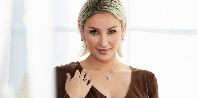 Elegantes Schmuckset mit Topas - Ohrringe, Kette und Ring am Model