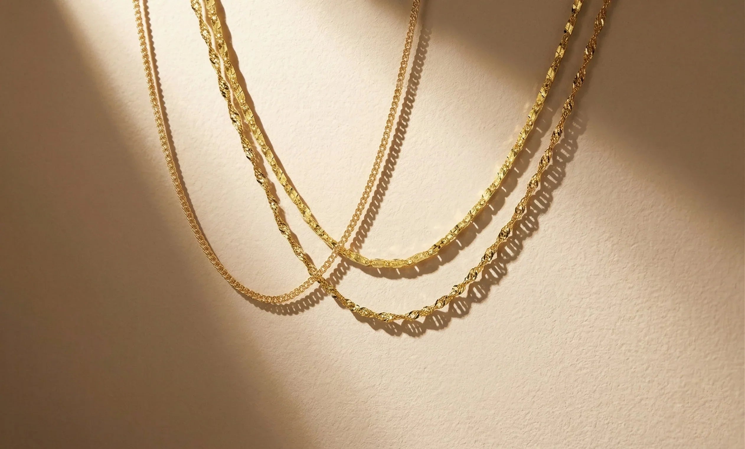 Goldene Singapurkette an Damenhals, feine Goldkette