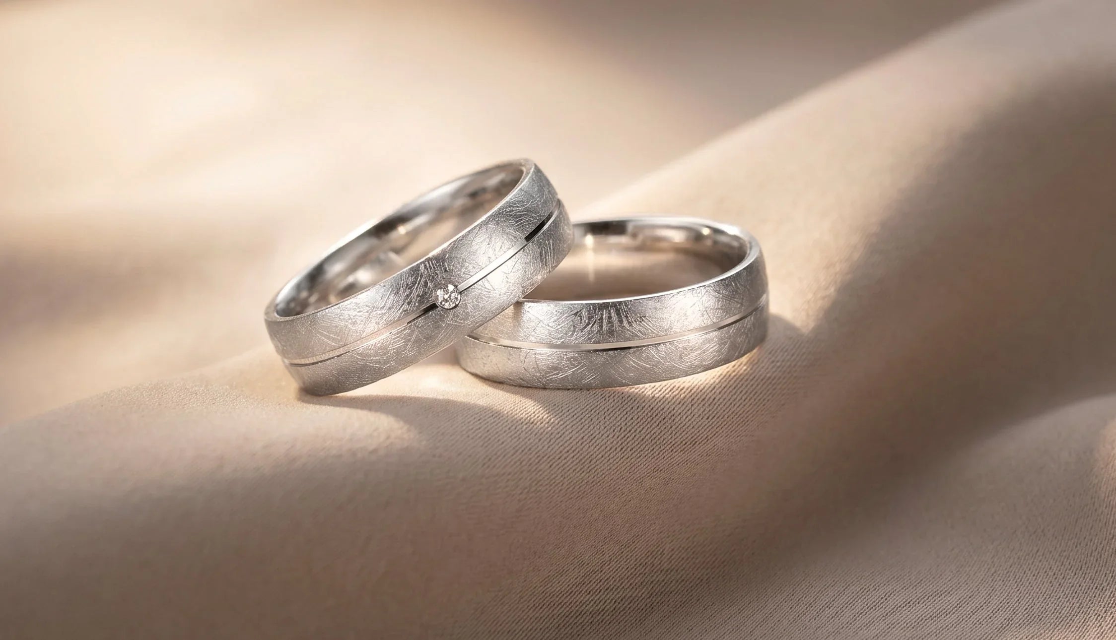 Paar hält Hände - Weißgoldener Ring mit Diamant am Finger 